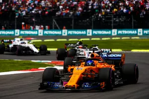 Fernando Alonso, McLaren MCL33, devant Lance Stroll, Williams FW41, Kevin Magnussen, Haas F1 Team VF-18, et Sergey Sirotkin, Williams FW41