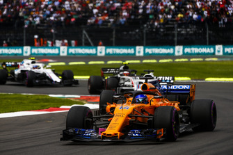 Fernando Alonso, McLaren MCL33, devant Lance Stroll, Williams FW41, Kevin Magnussen, Haas F1 Team VF-18, et Sergey Sirotkin, Williams FW41