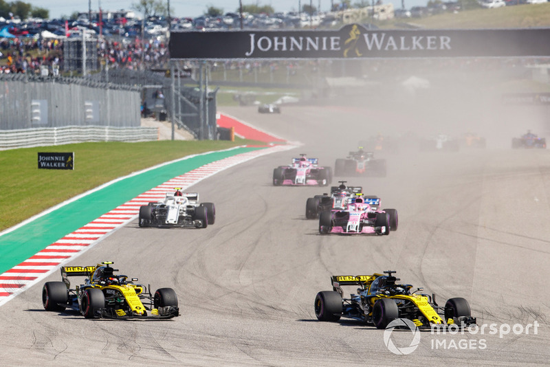 Nico Hulkenberg, Renault Sport F1 Team R.S. 18, precede Carlos Sainz Jr., Renault Sport F1 Team R.S. 18, Esteban Ocon, Racing Point Force India VJM11, Charles Leclerc, Sauber C37, Romain Grosjean, Haas F1 Team VF-18, Sergio Perez, Racing Point Force India VJM11, e il resto del gruppo, alla partenza