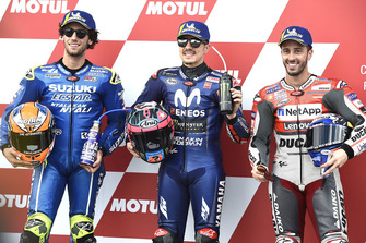 Il poleman Maverick Viñales, Yamaha Factory Racing, il secondo qualificato Alex Rins, Team Suzuki MotoGP, il terzo classificato Andrea Dovizioso, Ducati Team