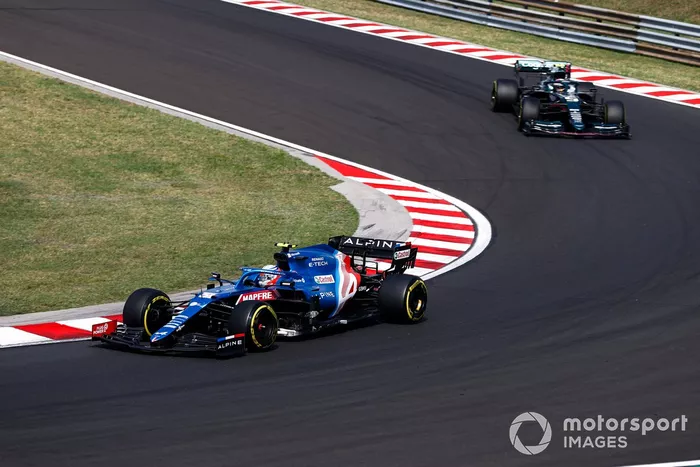 Esteban Ocon, Alpine A521, Sebastian Vettel, Aston Martin AMR21