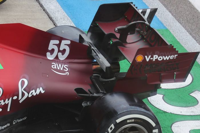 Detalle del alerón trasero del Ferrari SF21