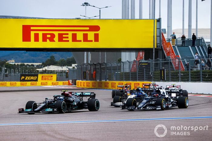 Valtteri Bottas, Mercedes W12, Yuki Tsunoda, AlphaTauri AT02, Nicholas Latifi, Williams FW43B, Mick Schumacher, Haas VF-21, y el resto del grupo en la primera vuelta