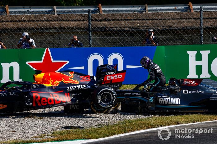 Lewis Hamilton, Mercedes, se baja de su coche tras chocar con Max Verstappen, Red Bull Racing RB16B