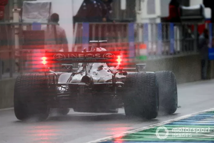 Lewis Hamilton, Mercedes W12, en pit lane