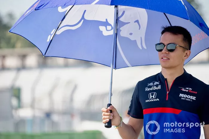 Alexander Albon, Toro Rosso, ispeziona il circuito