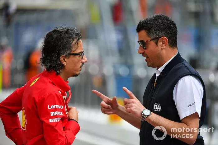 Michael Masi, director de carrera, habla con Laurent Mekies, director deportivo de Ferrari 