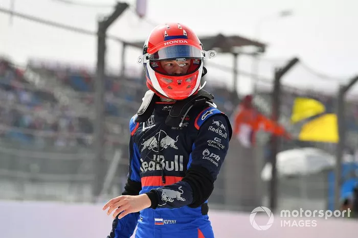 Daniil Kvyat, Toro Rosso, se detiene en la FP1