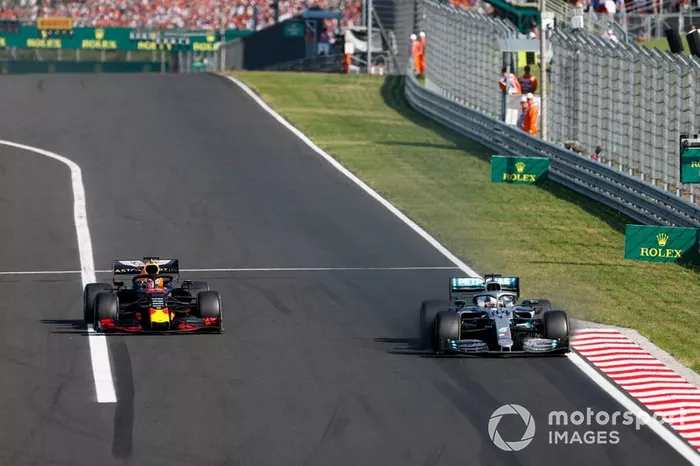 Lewis Hamilton ultrapassando Max Verstappen