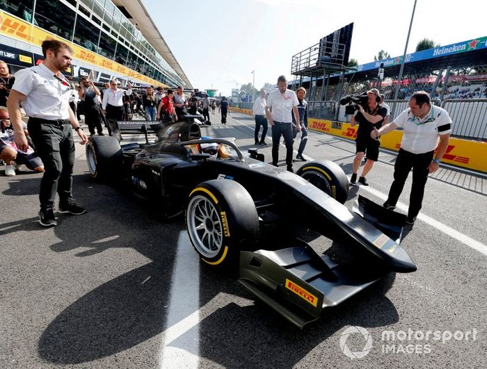 Jean Alesi prueba los nuevos neumáticos Pirelli de 18 pulgadas para las próximas temporada de F2 