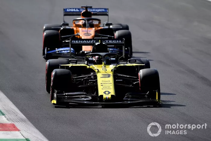 Daniel Ricciardo, Renault F1 Team R.S.19, Carlos Sainz Jr., McLaren MCL34