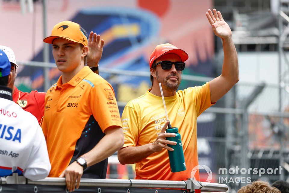 Oscar Piastri, McLaren F1 Team, Fernando Alonso, Aston Martin F1 Team, na paradzie kierowców