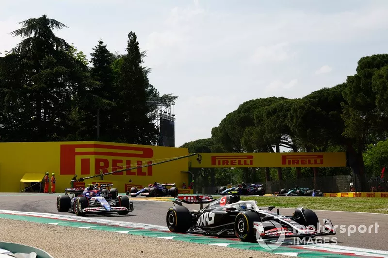 Nico Hulkenberg, Haas VF-24, Yuki Tsunoda, RB F1 Team VCARB 01, Sergio Perez, Red Bull Racing RB20.