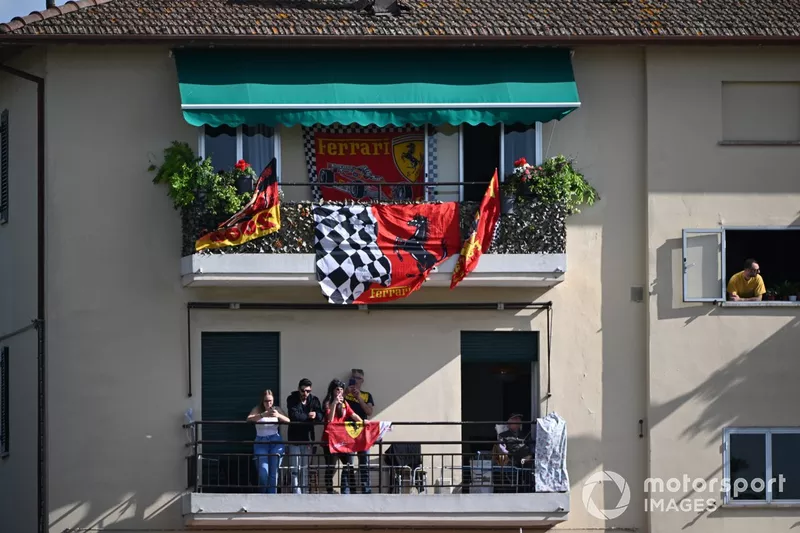 Les fans en bord de piste soutiennent la Scuderia Ferrari