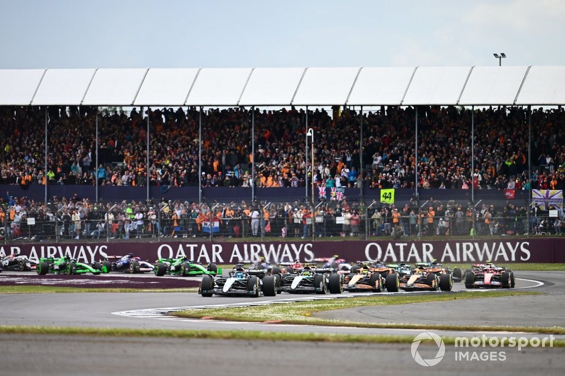 George Russell, Mercedes F1 W15, Lewis Hamilton, Mercedes F1 W15, Lando Norris, McLaren MCL38, reszta stawki na starcie