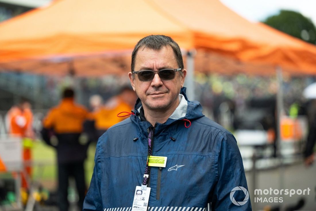 El reportero Jonathan Noble en la parrilla