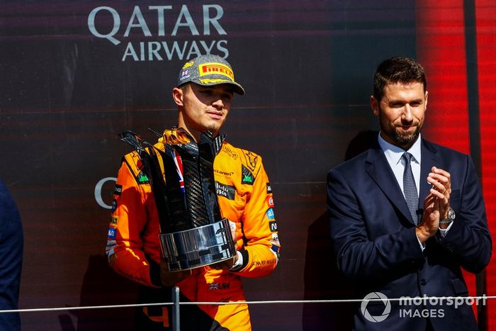 Lando Norris, McLaren F1 Team, 3ª posición, con su trofeo