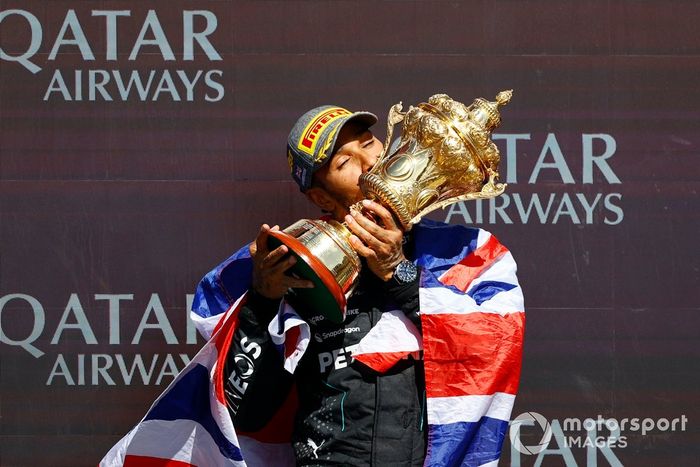 Lewis Hamilton, Mercedes-AMG F1 Team, 1ª posición, besa el trofeo de vencedor