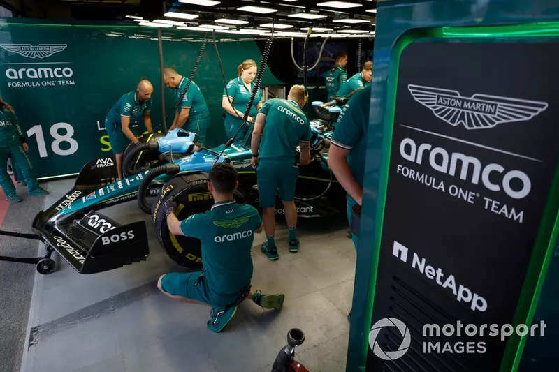 Mécaniciens dans le garage avec Lance Stroll, Aston Martin AMR24