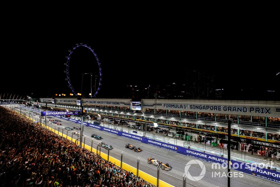 Lando Norris, McLaren MCL38, Max Verstappen, Red Bull Racing RB20, Lewis Hamilton, Mercedes F1 W15, George Russell, Mercedes F1 W15, el resto de la parrilla en la salida.