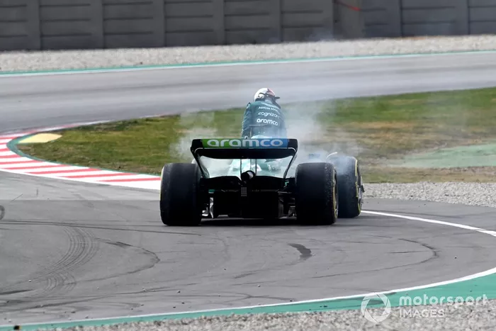 Sebastian Vettel, Aston Martin AMR22, se detiene con un fallo técnico que provoca humo