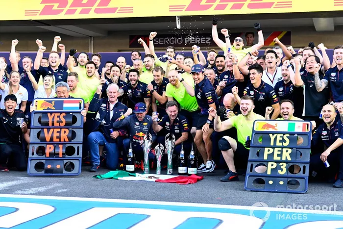 Masashi Yamamoto, director general de Honda Motorsport, Helmut Marko, asesor de Red Bull Racing, Max Verstappen, Red Bull Racing, 1ª posición, Christian Horner, director del equipo, Red Bull Racing, Sergio Pérez, Red Bull Racing, 3ª posición, y el Red Bull