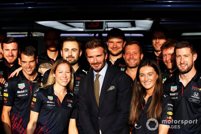 David Beckham con el personal de Red Bull Racing