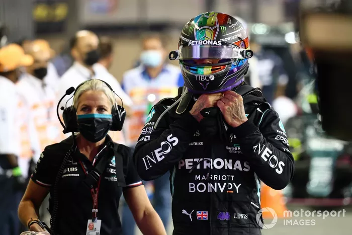 Lewis Hamilton, Mercedes, 2ª posición, llega al Parc Ferme
