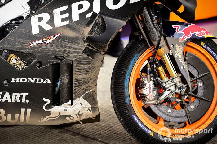 La moto de Honda manchada de barro