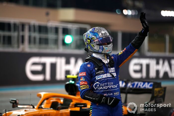 Lando Norris, de McLaren, saluda a los aficionados tras conseguir el tercer puesto en la parrilla