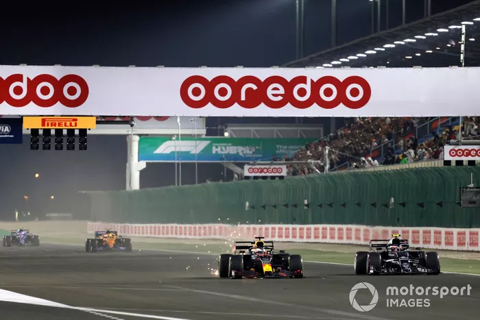 Pierre Gasly, AlphaTauri AT02, y Max Verstappen, Red Bull Racing RB16B