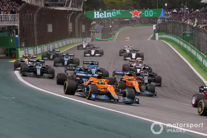 Lando Norris, McLaren MCL35M, Daniel Ricciardo, McLaren MCL35M, Esteban Ocon, Alpine A521, Fernando Alonso, Alpine A521, y el resto del grupo en la salida