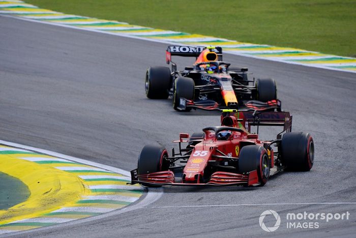 Carlos Sainz Jr, Ferrari SF21, Sergio Pérez, Red Bull Racing RB16B