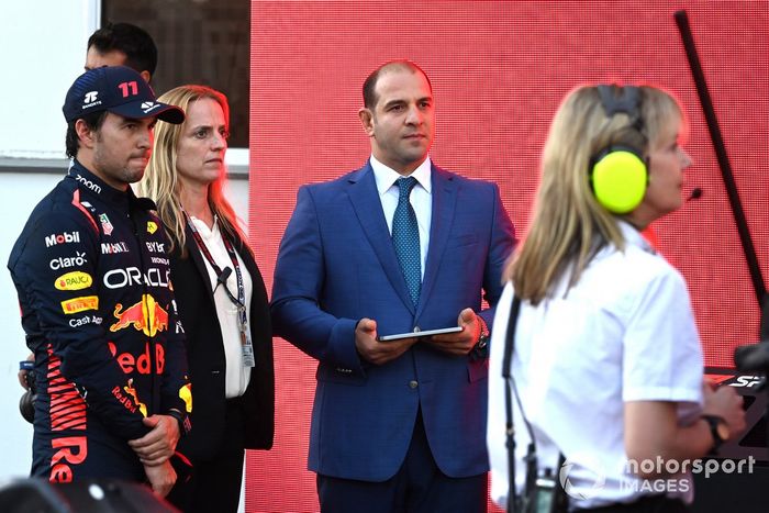 Sergio Pérez, Red Bull Racing, 1ª posición, en Parc Ferme tras la carrera Sprint