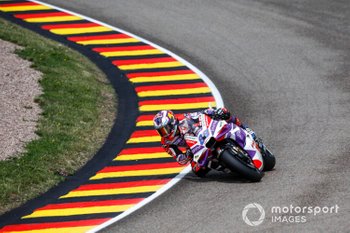 Martín arrolla a Bagnaia en la sprint; Márquez naufraga en casa