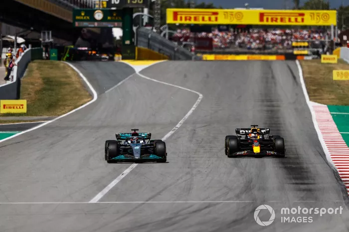 George Russell, Mercedes W13, lucha con Max Verstappen, Red Bull Racing RB18 