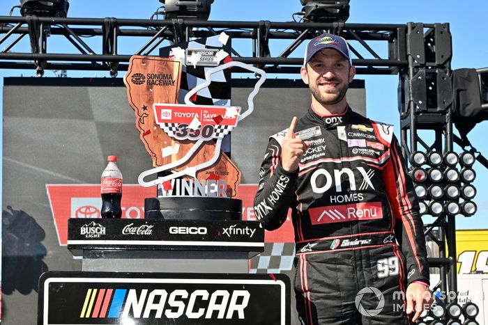Daniel Suárez, TrackHouse Racing, Onx Homes / Renu Chevrolet Camaro celebra su victoria