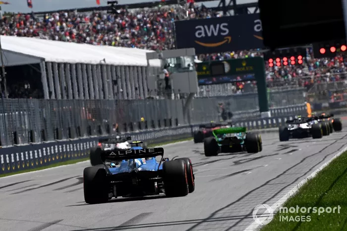 Esteban Ocon, Alpine A522, se une a los demás pilotos para practicar sus procedimientos de salida al final de la FP1