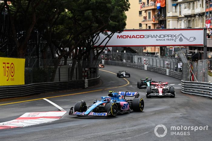 Esteban Ocon, Alpine A522, Valtteri Bottas, Alfa Romeo C42, Sebastian Vettel, Aston Martin AMR22