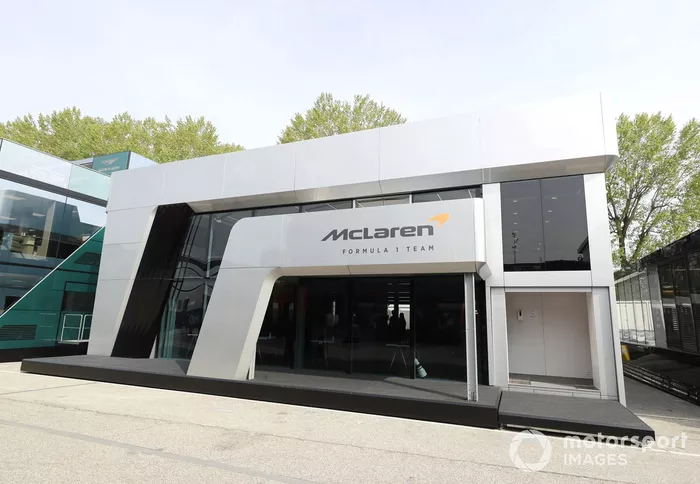 El motorhome de McLaren en el paddock