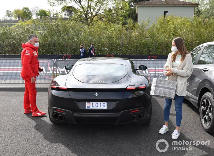 Charlotte Sine, novia de Charles Leclerc, llega al circuito con Fabrizio Bortolamasi, de Ferrari