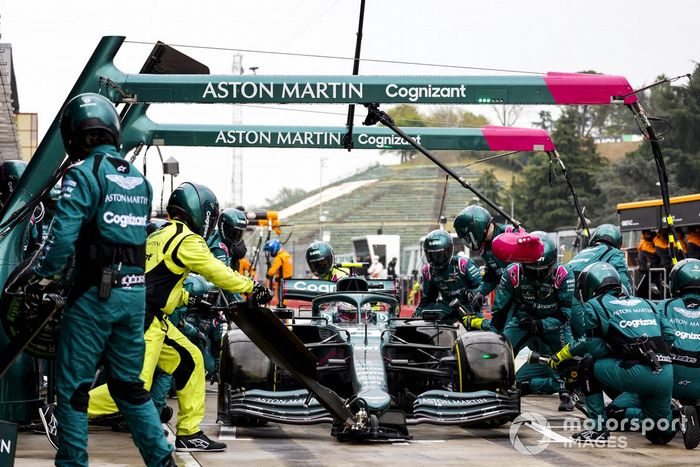Sebastian Vettel, Aston Martin AMR21 pit stop
