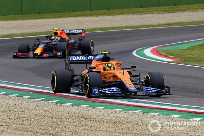 Lando Norris, McLaren MCL35M, Sergio Perez, Red Bull Racing RB16B