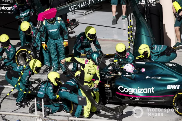 Sebastian Vettel, Aston Martin AMR21 pit stop 