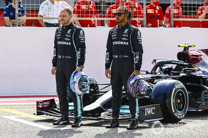Valtteri Bottas, Mercedes, y Lewis Hamilton, Mercedes, con el Mercedes W12 