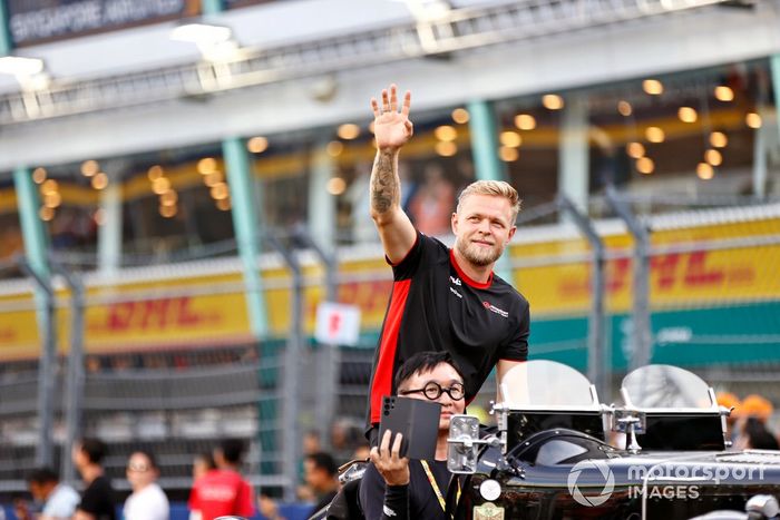 Kevin Magnussen, desfile de pilotos