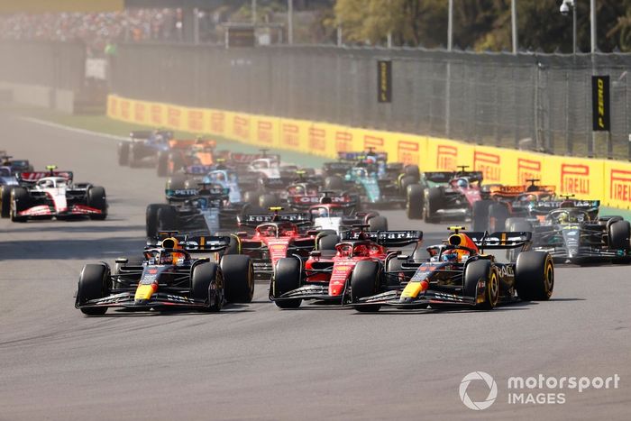 Max Verstappen, Red Bull Racing RB19, Charles Leclerc, Ferrari SF-23, Sergio Pérez, Red Bull Racing RB19, Carlos Sainz, Ferrari SF-23, Lewis Hamilton, Mercedes F1 W14, George Russell, Mercedes F1 W14, el resto de la parrilla en la salida.