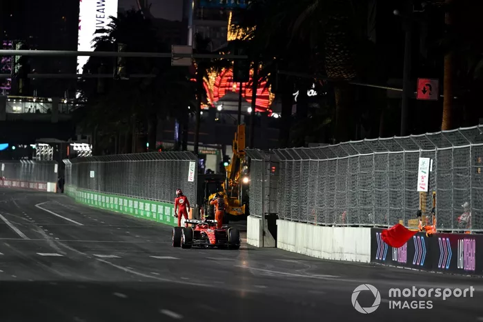Los comisarios retiran el coche de Carlos Sainz, Ferrari SF-23, del circuito