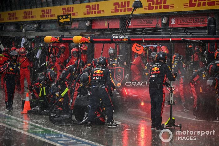 Sergio Pérez, Red Bull Racing RB19, hace una parada