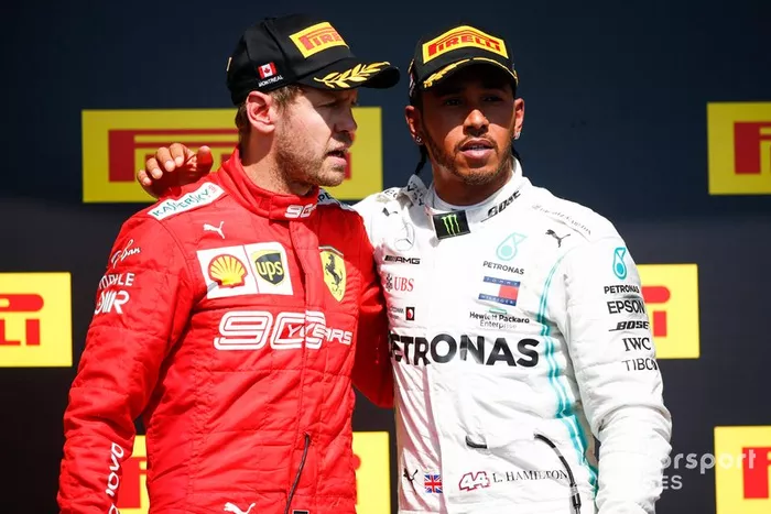 Sebastian Vettel, Ferrari, 2° classificato, e Lewis Hamilton, Mercedes AMG F1, 1° classificato, sul podio
